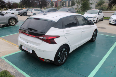 Hyundai i20  1.4MPİ STYLE 2021 Model Otomatik Vites