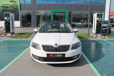 Skoda Octavia 1.6TDİ STYLE SUNROOF 2015 Model Otomatik Vites